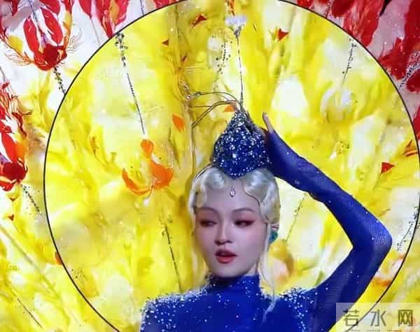张韶涵演唱会“孔雀开屏”被搞砸!头饰被卡表情无奈,伴舞闯大祸