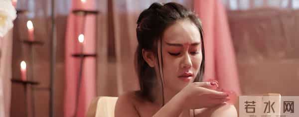 难怪电视里只有上半身,镜头下移后,是不能看的尴尬全景