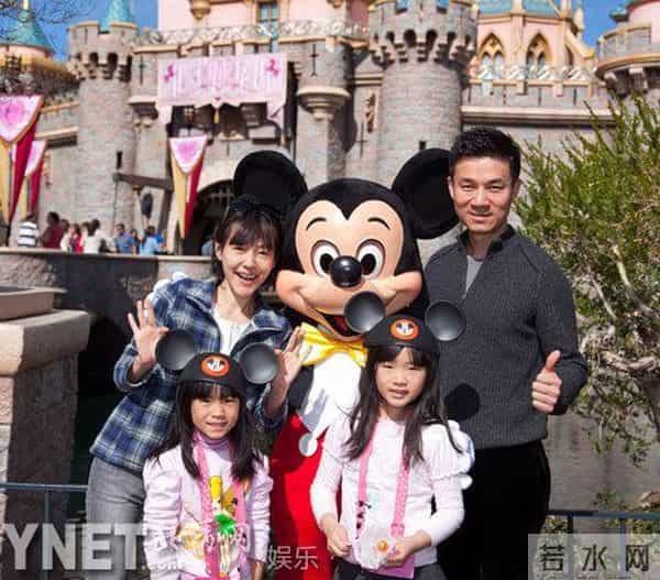 伊能静晒儿女合照 称作为母亲有爱的能力