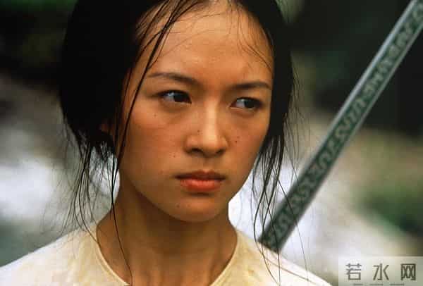 穿肚兜领奖，给成龙“接提子”，章子怡的上位史远比你想得更精彩