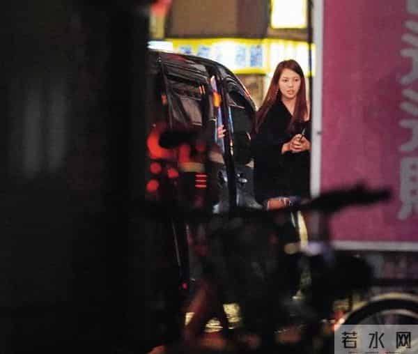 陶喆被曝再出轨？深夜与一短裙女子举止亲密，一路牵手关怀备至