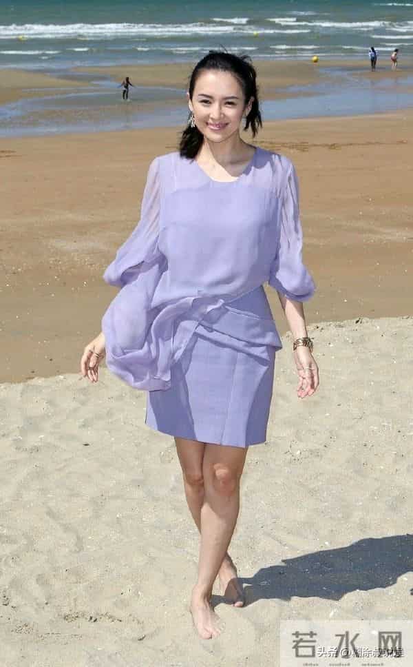 章子怡光着脚丫沙滩漫步！优雅美丽 气质出众，网友：笑容太治愈