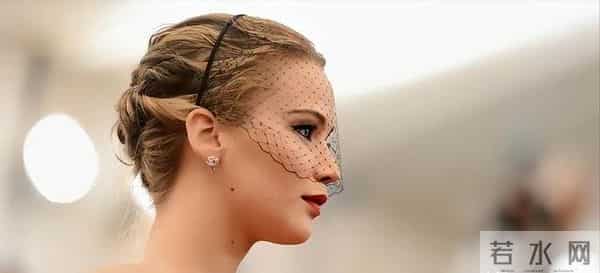 好莱坞性感女神：身材饱满诱惑撩人，艳照泄露后大胆真空逛街