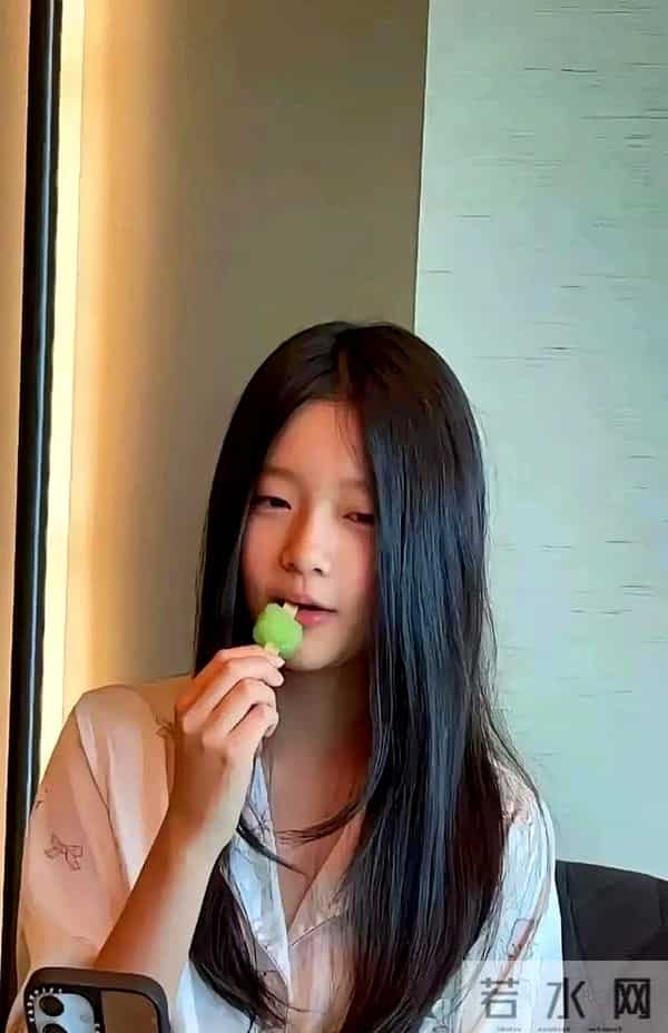 小S坐在老公许雅钧的腿上,全家给二女儿过生日,漂亮婆婆出镜了