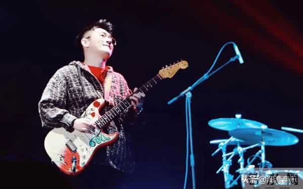 杨坤称他为偶像,幕后打拼8年凭一首歌走红,经历比李荣浩还惨