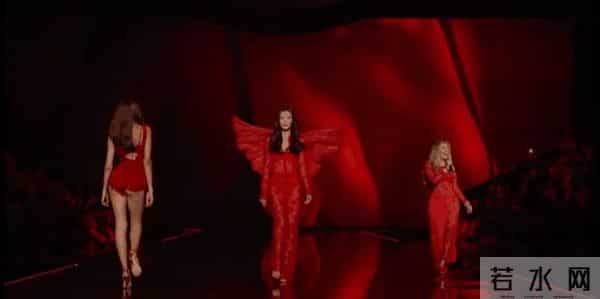 杨幂穿透视装参加2025年维密大秀！刘雯太保守了，没有穿比基尼