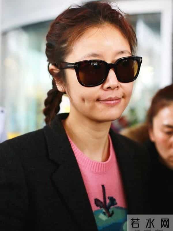 林心如霍建华同框秀恩爱，白色毛衣少女感满满