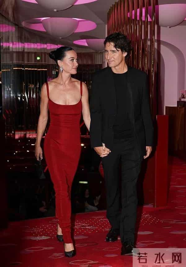 水果姐穿吊带红裙满脸堆笑,牵手大13岁加拿大前总理,满面春风