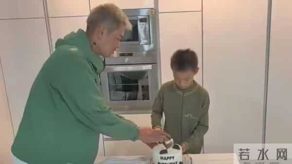 林丹和妈妈在西班牙的独栋别墅里为儿子庆生，与谢杏芳同框显瘦小