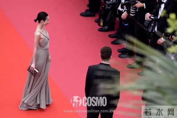 OMG - 把戛纳红毯走成田径比赛,她有真功夫