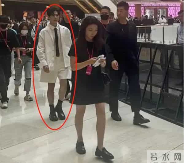 矮个男星虚报身高，穿高跟鞋、踩箱子，跟女明星同框就原形毕露