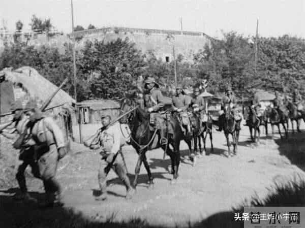 日军少将下马步行，突然脚底一滑，轰隆一声，大腿被炸出8米远