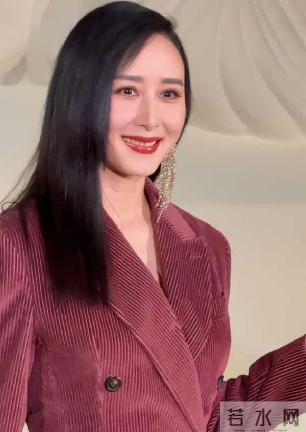 深圳这一天,胡静更显嫩,童瑶又飒又美,却被罕见现身的王凯惊艳