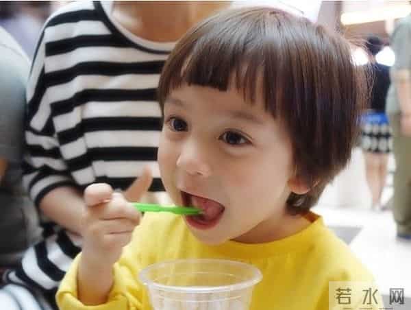 还记得《天才宝贝》的小主角吗？长大后兄弟三人长相太逆天了!