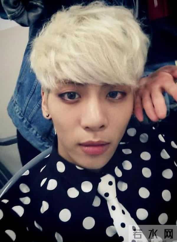 出道获顶级资源仍不火，被称为票房毒药，后因为贫困家庭捐款圈粉