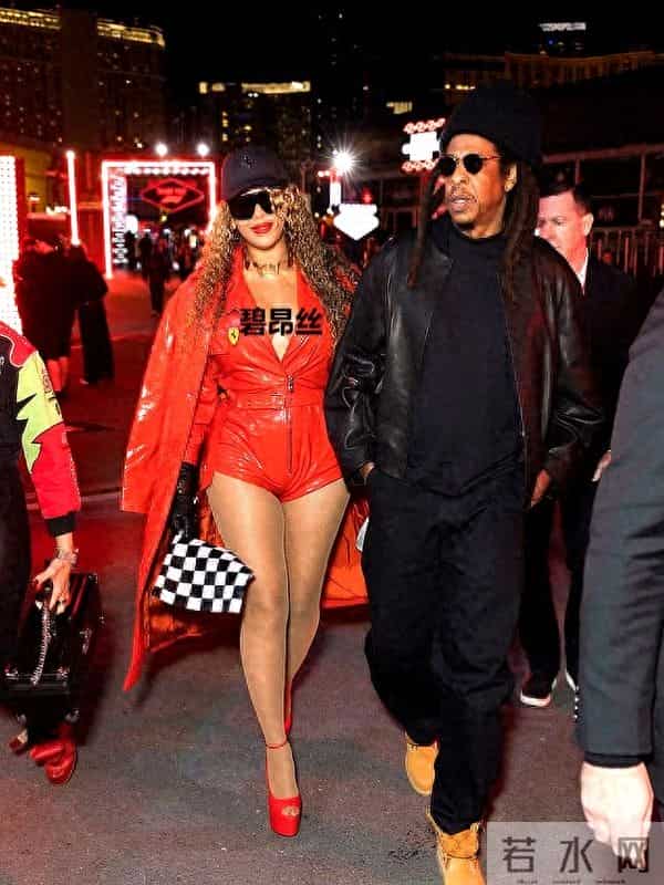 44岁碧昂丝陪F1七冠王飙车，衣着不当被网友力劝，“拉上拉链吧”