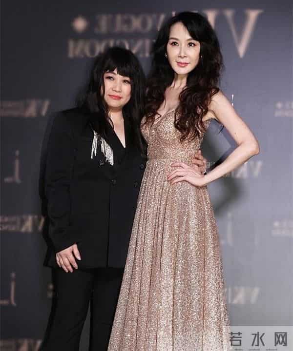 54岁萧蔷一点不见老,穿吊带裙大秀丰满上围,身材纤细如少女