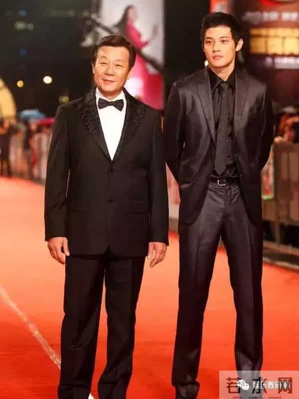 出生军人家庭,出道就演男一号,一夫两妻多年,儿子帅气长这样