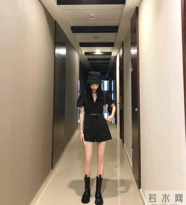 章子怡又出大招,穿蕾丝半透连体裤勾勒S型曲线,驾驭起来没压力