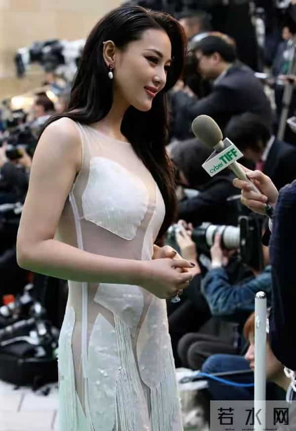 张馨予大胆穿着透视装,真的不把咱当外人,这跟没穿衣服有区别吗