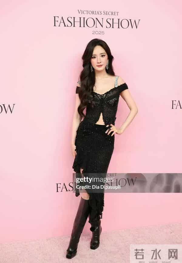 杨幂穿透视装参加2025年维密大秀！刘雯太保守了，没有穿比基尼