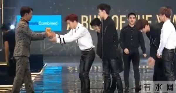 当“中国天王”出席韩国顶级颁奖礼,会是啥场面?网友:砸场子的