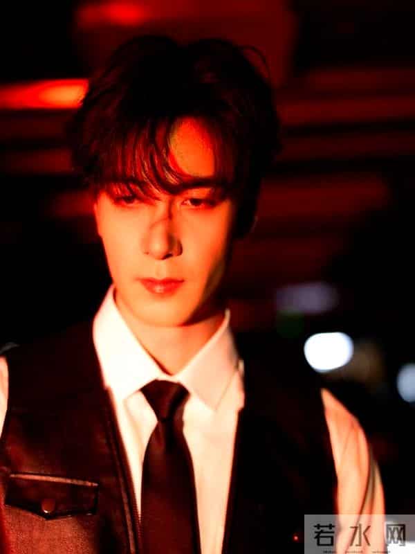 央视当众夸赞“好绝”，33岁迪丽热巴官宣好消息，杨幂说对了！