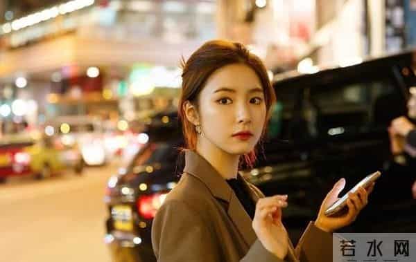 出道获顶级资源仍不火，被称为票房毒药，后因为贫困家庭捐款圈粉