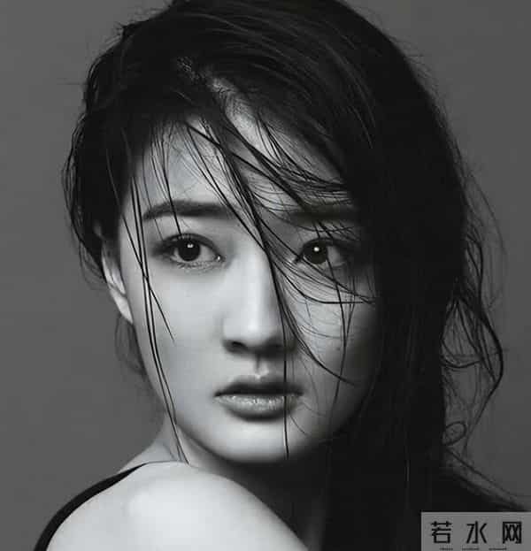 徐璐三亚时装周透视装露半胸引争议,却被保安拉手搂腰吓出表情包