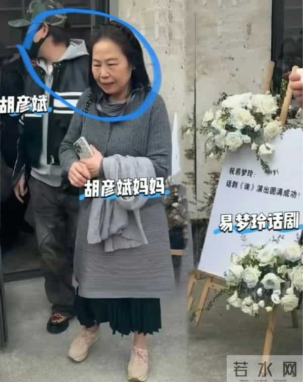 恋情曝光24小时，胡彦斌带易梦玲观海吃饭，两人各看手机不受影响