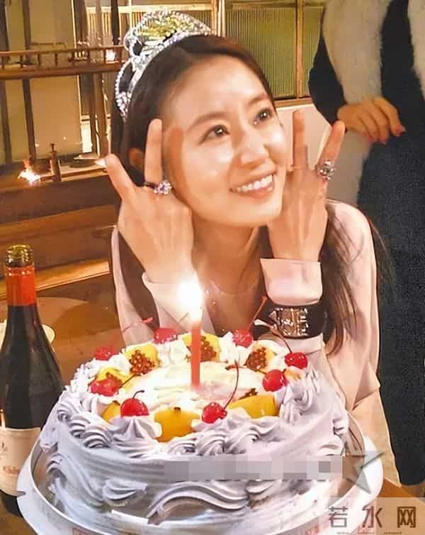 林心如原形毕露？和5位半裸男聚会照片被扒出，网友：尺度太大