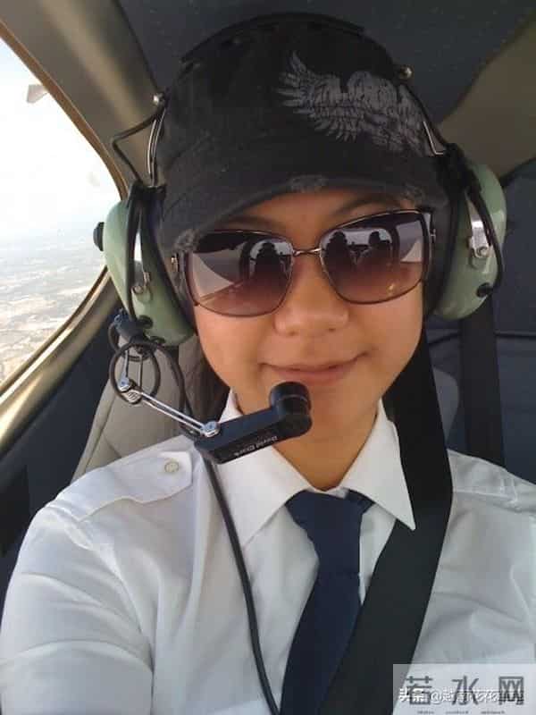 越南女机长鲜为人知的生活，这颜值这气质不愧担当