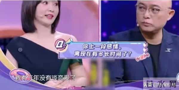 柳岩和男友在睡懒觉,突然门被打开,男友妈妈要教柳岩做辣椒炒肉