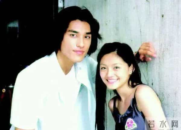 蓝正龙一家四口很温馨,周渝民夫妻合照超甜蜜,没娶大S都很幸福