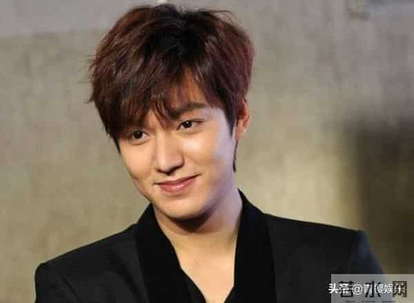 两次街拍被实锤，却次次不承认，李敏镐是怎样对待新恋情？