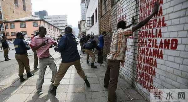 曾与珍妮杰克逊麦当娜传绯闻，却害死惠特尼休斯顿，他究竟是谁？