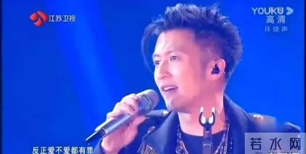 跨年晚会杨幂、杨紫假唱被质疑,张韶涵谢霆锋真唱也翻车!