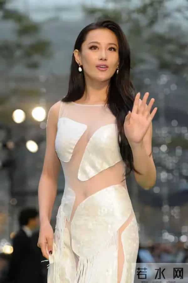 张馨予大胆穿着透视装,真的不把咱当外人,这跟没穿衣服有区别吗