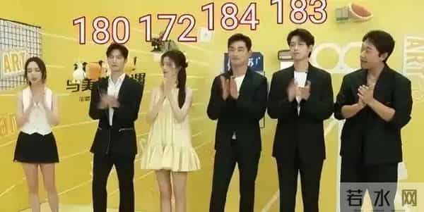 矮个男星虚报身高，穿高跟鞋、踩箱子，跟女明星同框就原形毕露