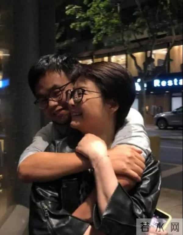 袁立到底经历了啥?脖子肉层叠腰身圆滚似大妈,把口罩套在胳膊上