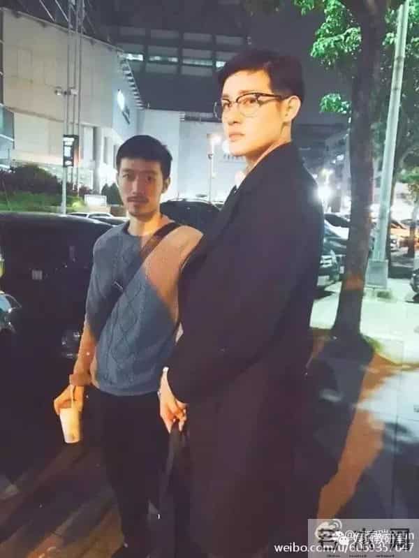 出生军人家庭,出道就演男一号,一夫两妻多年,儿子帅气长这样