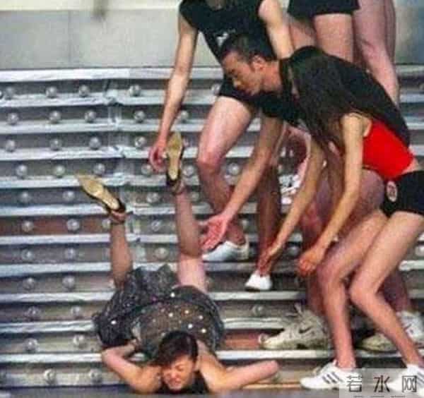 梁咏琪颁奖礼摔倒,而女星摔倒也不止她一个