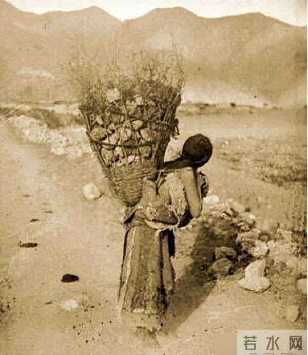 罕见真实老照片露胸的西藏女奴当众给孩子喂奶，走路妖娆的女人