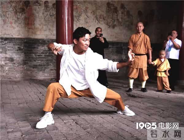 王宝强百花奖直播重回少林寺 感念师恩现场比武