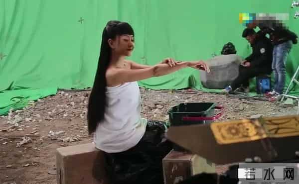 难怪电视里只有上半身,镜头下移后,是不能看的尴尬全景