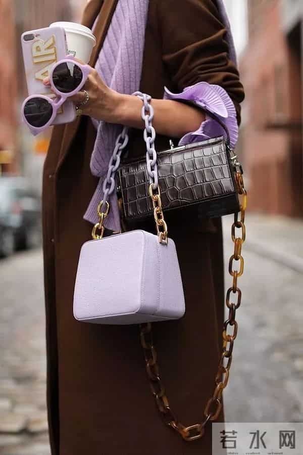 让她们美出天际的包包，居然赢在一根“条”上？