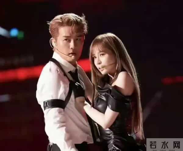 恋情再添实锤,吴克群王心凌外出用餐被偶遇,还扒出多个情侣同款_0