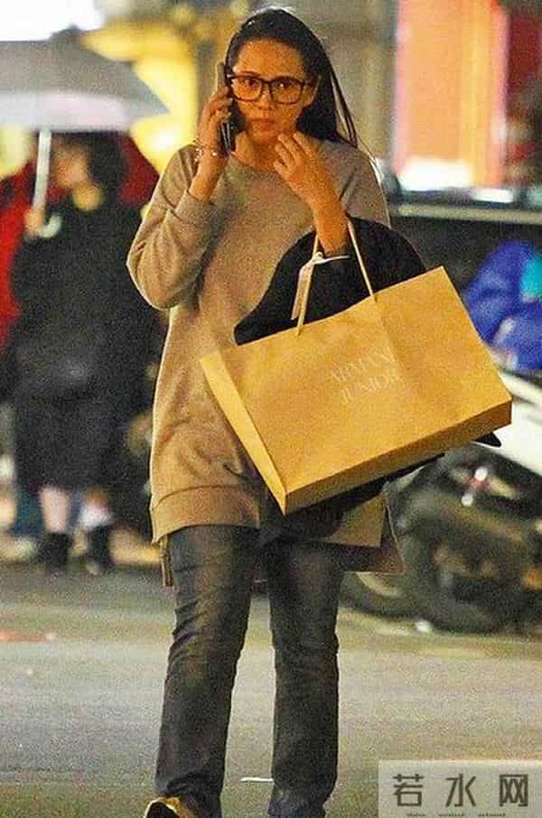 伊能静晒儿女合照 称作为母亲有爱的能力