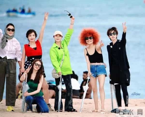 《一路繁花》高开低走最新几期无看点,倪萍、向太车内抽烟惹争议