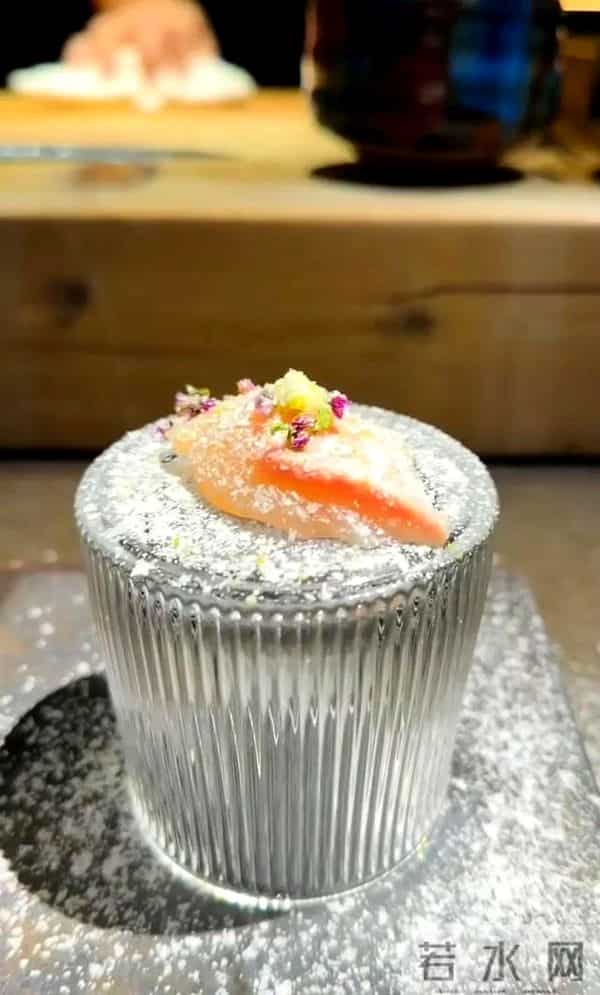 林心如和许玮甯给蓝心湄过生日，她们吃日料庆祝，林心如素颜很美